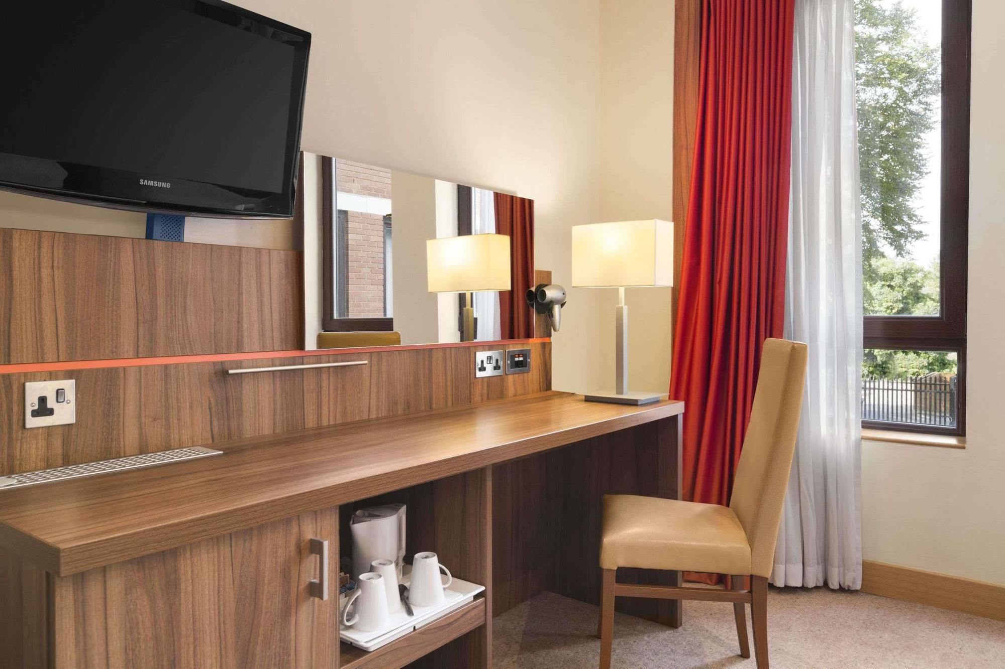 Готель Ramada Hounslow - Heathrow East Екстер'єр фото